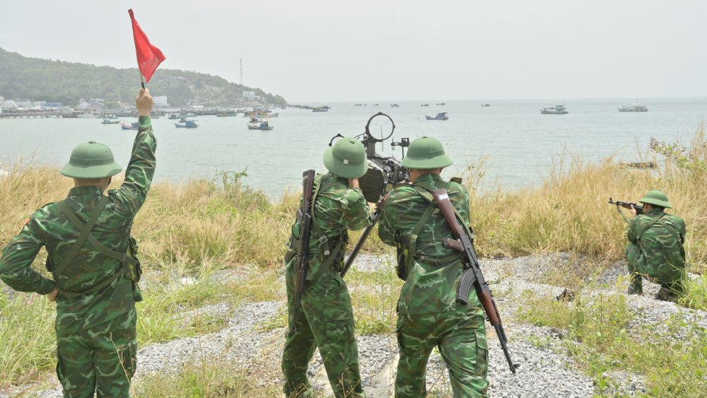 Can bo, chien si don Bien phong Hon Son huan luyen chien dau bao ve bien dao. Anh: Tien Vinh