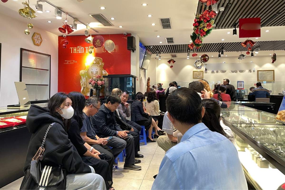 Gold prices increased sharply, many people took advantage of buying. Photo: Ha Linh