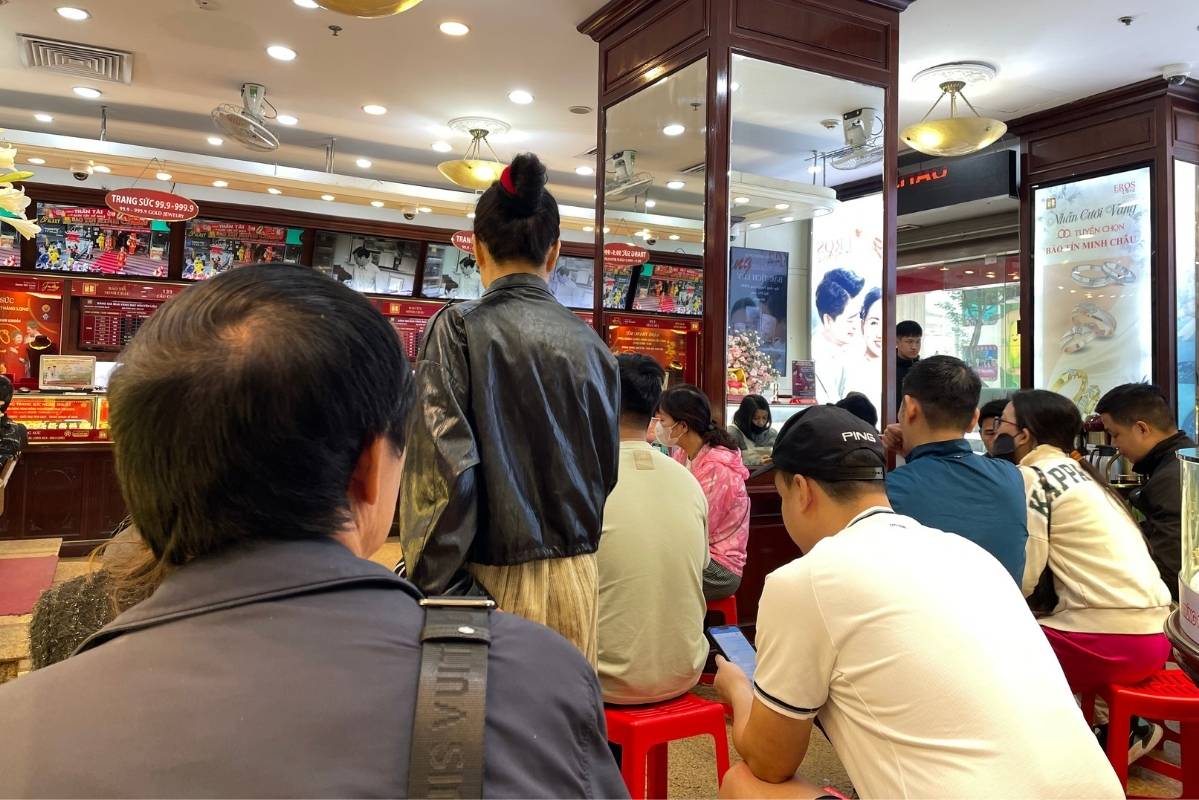 Gia vang tang vot, nguoi mua, nguoi ban soi dong dip cuoi nam. Anh: Ha Linh