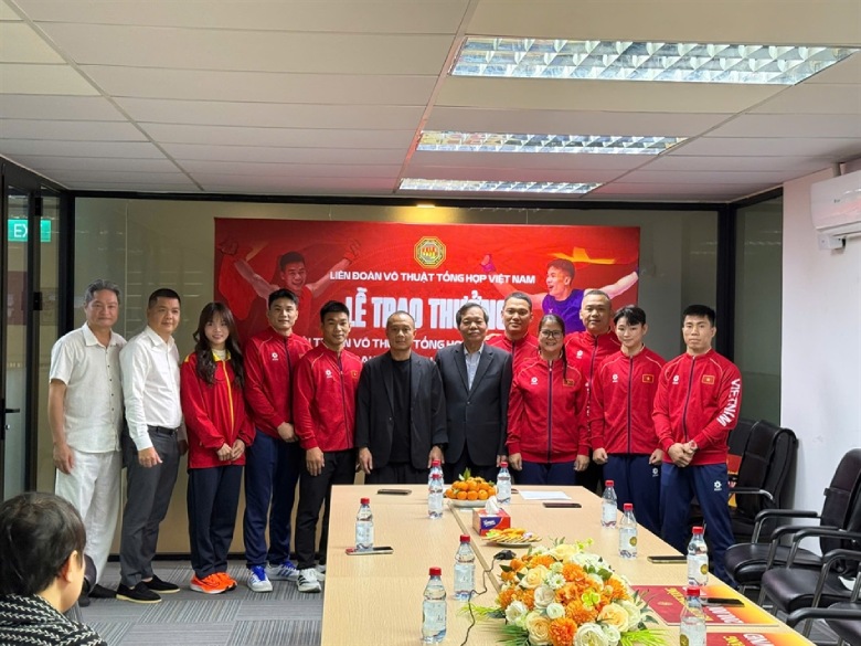 Lien doan MMA trao thuong cho van dong vien gianh huy chuong tai SEA Games 33. Anh: MMA