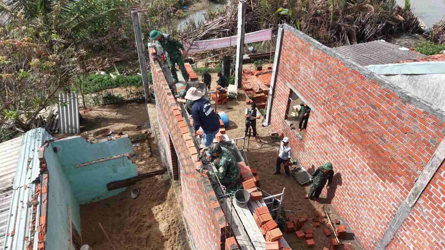 Officers and soldiers of Regiment 739 participated in helping people build houses in Tuy Phuoc Dong commune, Gia Lai. Photo: Man Duc Dung