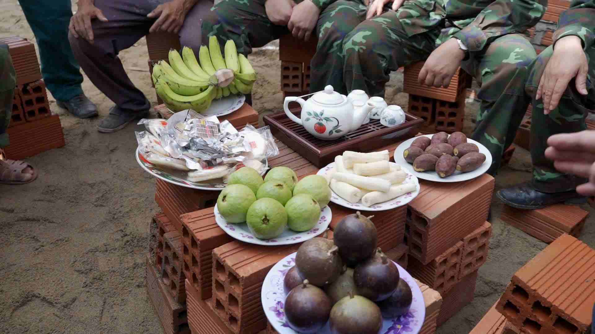 Qua ngay le trong cua dan danh cho bo doi o xa Tuy Phuoc Dong. Anh: Man Duc Dung