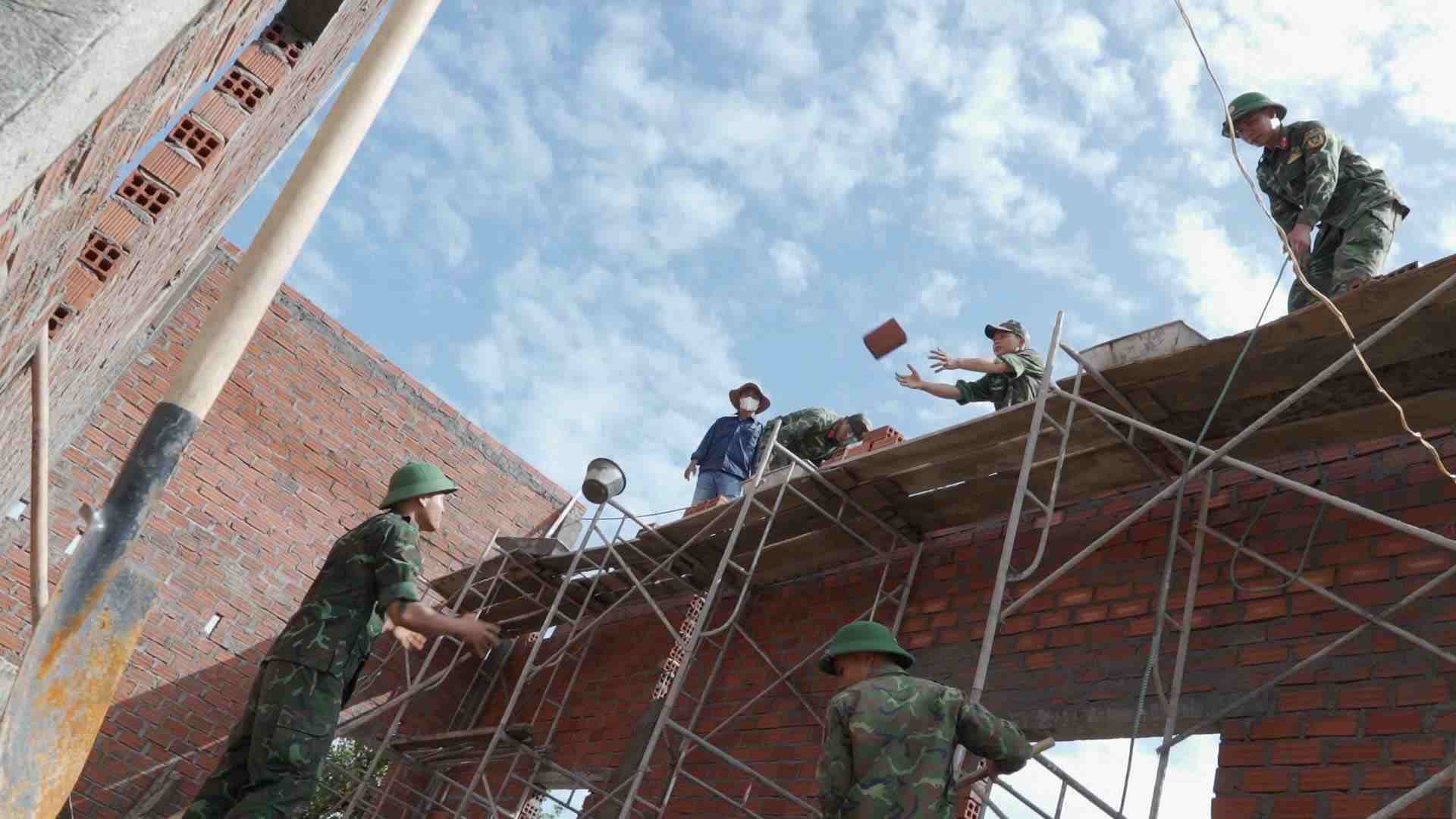 Can bo chien si Trung doan 739 tham gia giup dan xay nha o xa Tuy Phuoc Dong. Anh: Man Duc Dung