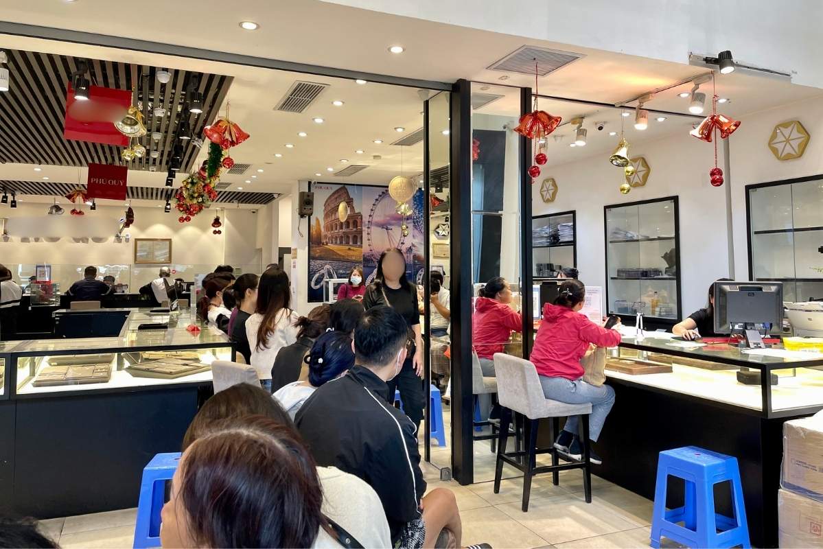 Ben canh nhung nguoi chon mua bac, co khong it nguoi ban chot loi khi chua duoc cam san pham tren tay. Anh: Ha Linh 