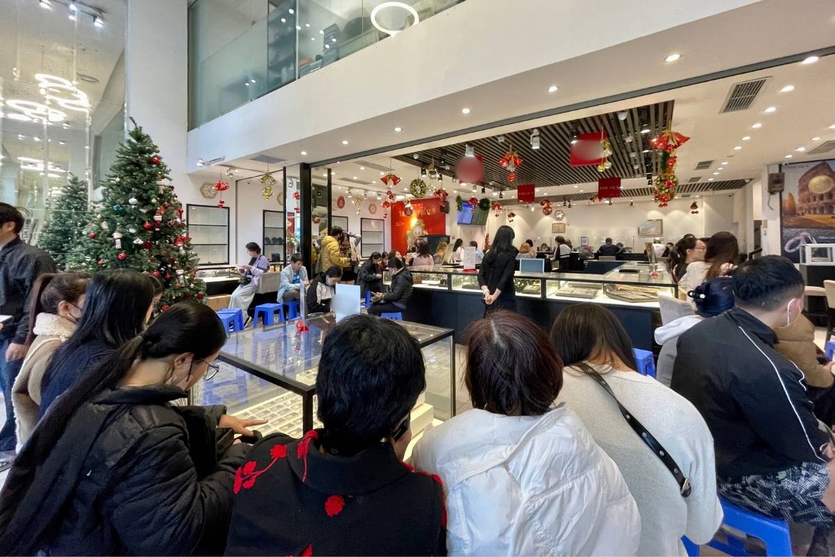 Most customers are waiting for their turn to choose silver products to trade. Photo: Ha Linh