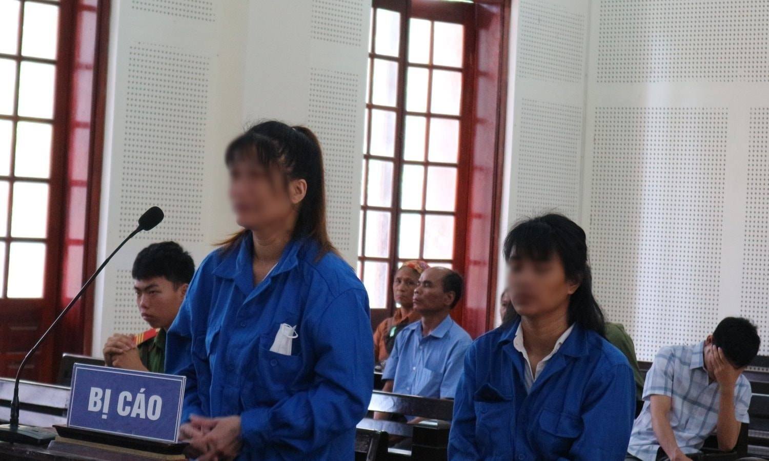 Las acusadas Cut Thi Lien y Cut Thi Tuyet (ambos residentes en la comuna de Chieu Luu provincia de Nghe An) fueron condenadas a prision por el delito de trata de personas. Foto: Ngoc Anh