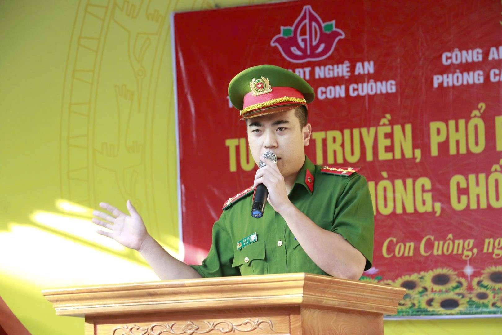 Can bo Cong an tinh Nghe An tuyen truyen phap luat, canh bao thu doan mua ban nguoi cho hoc sinh vung dong bao dan toc thieu so. Anh: Ngoc Anh