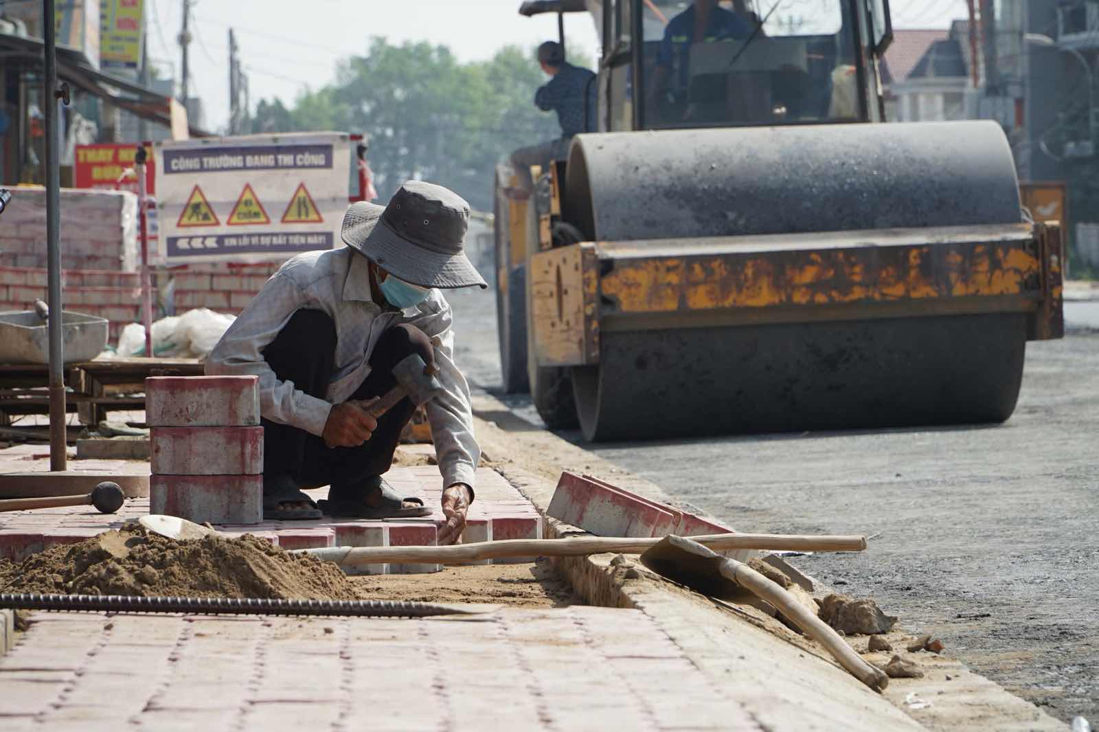 Don vi thi cong cung dang hoan thien bo via he doc tuyen duong. Anh: Thai Bao