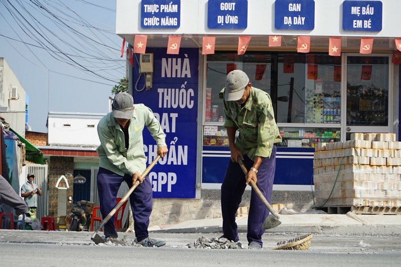 May moc, nhan cong duoc huy dong khan truong thi cong goi thau XL2 tren duong Lo Lu. Anh: Thai Bao