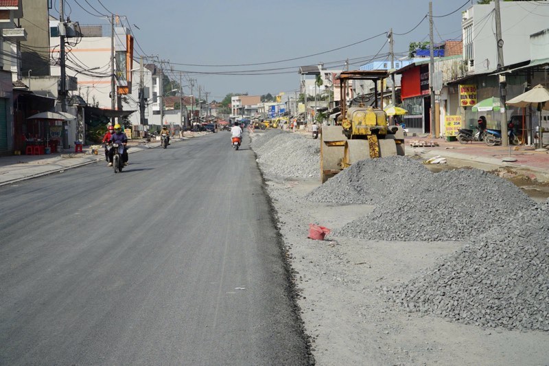 Nhieu doan duong Lo Lu tung chi chit o ga nay da bang phang, sach se. Nguoi dan sinh song gan khu vuc ki vong du an som hoan thien truoc Tet Nguyen dan. Anh: Thai Bao