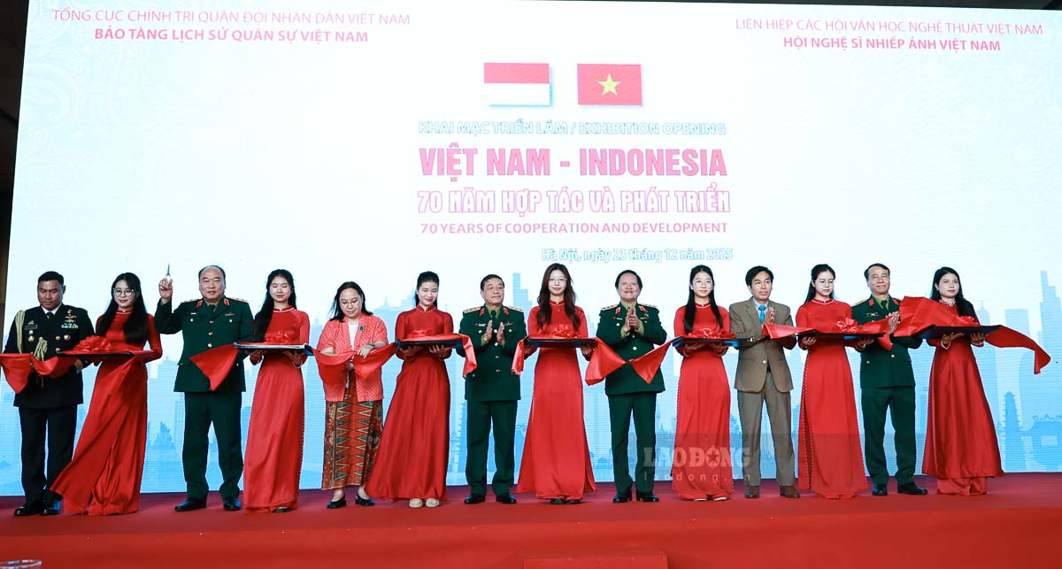 Cac dai bieu cat bang khanh thanh trien lam “Viet Nam - Indonesia: 70 nam hop tac va phat trien”.