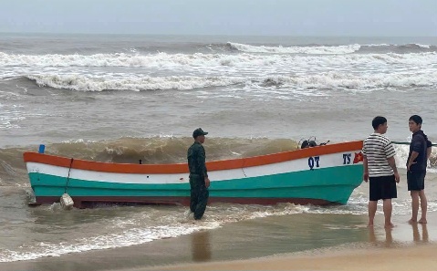 The missing fishermen's fishing boat drifted ashore. Photo: H.Nguyen