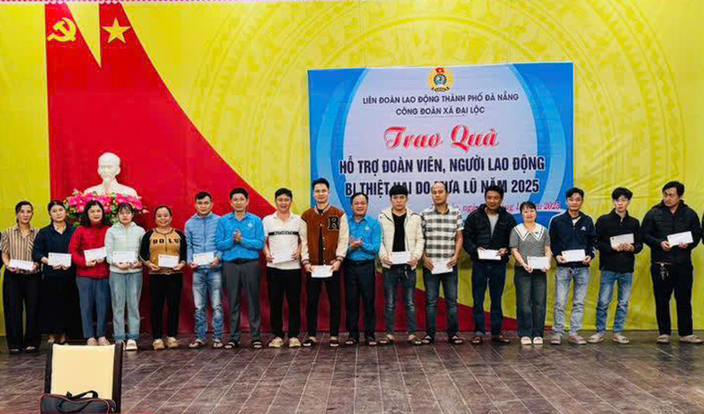 El Sindicato de la comuna de Dai Loc Da Nang entrego 211 obsequios de apoyo cada uno valorado en 2 millones de VND a miembros del sindicato y trabajadores gravemente afectados por las inundaciones. Foto: Sindicato de Dai Loc.