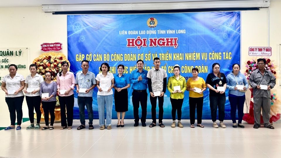 빈롱성 노동조합은 조합원과 노동자를 위한 설날 보살핌 활동을 전개합니다. 사진: 호앙록