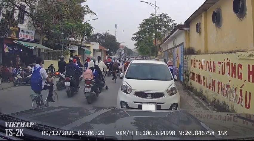 Image of a car in Hai Phong violating the law on the embankment of the Traffic Police Department. Photo: Traffic Police Department