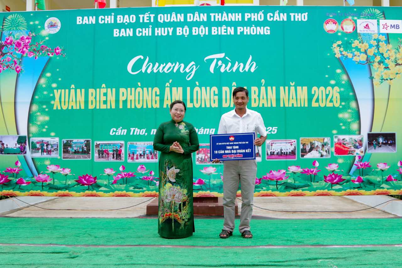 Ho Thi Cam Dao, Pho Bi thu Thanh uy, Chu tich Uy ban MTTQVN thanh pho Can Tho trao bang tuong trung tang 10 can nha dai doan ket cho cac ho gia dinh co hoan canh kho khan. Anh: Phuong Anh