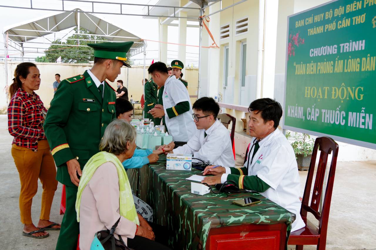 Kham benh cap thuoc mien phi cho nguoi ngheo. Anh: Phuong Anh
