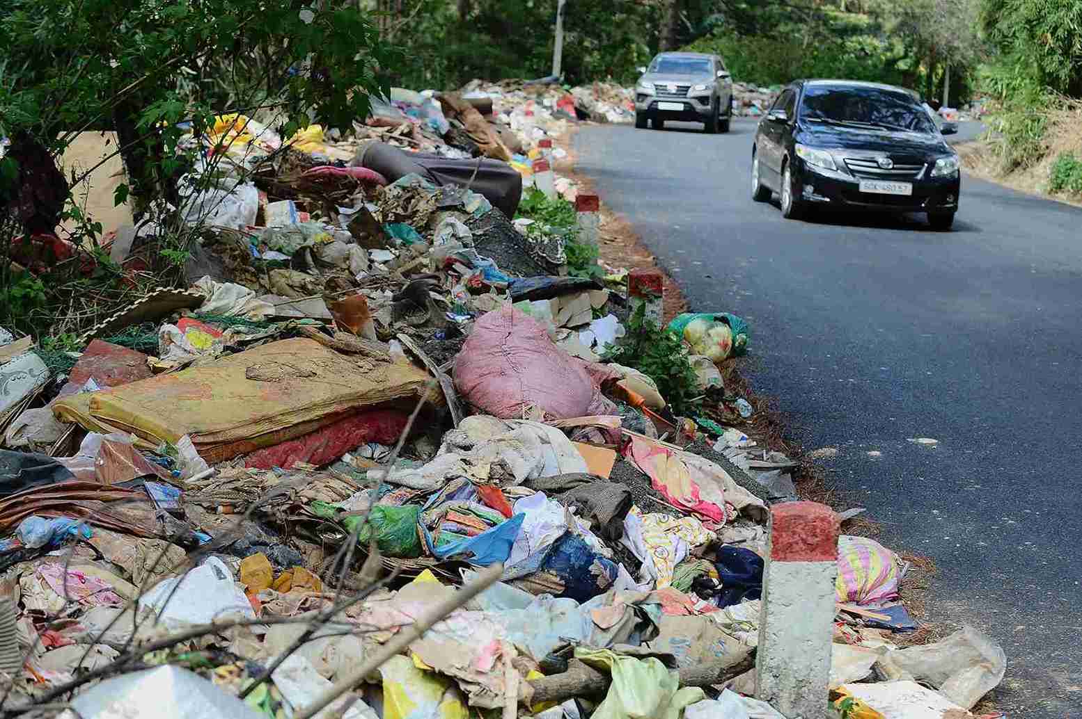 Rac thai u dong, bua vay dang lam mat my quan va gay o nhiem nghiem trong tren duong deo D'ran. Anh: Phuc Khanh 