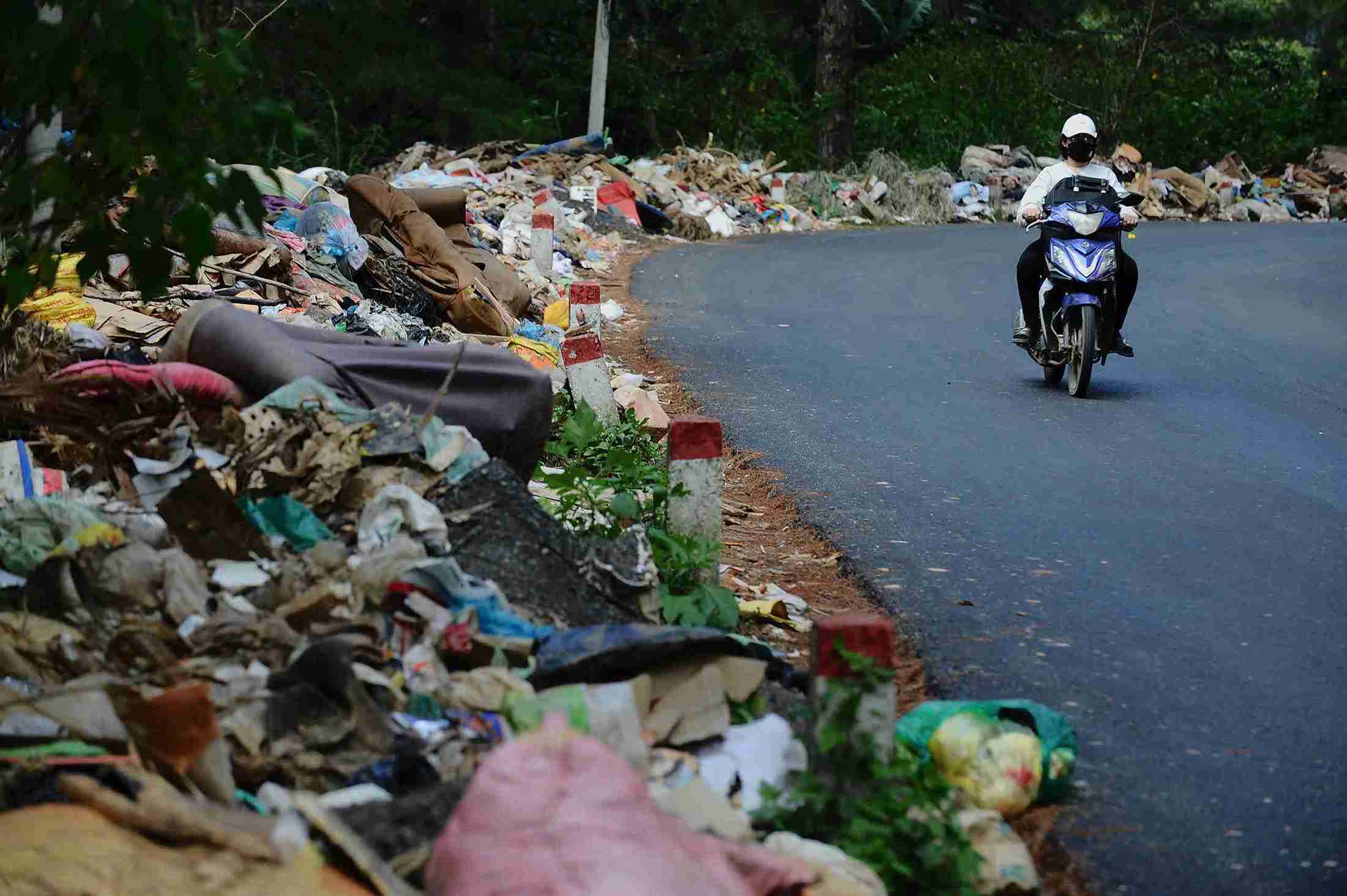 Rac thai chat dong, bua vay tren deo D'ran (xa D'ran, Lam Dong). Anh: Phuc Khanh 