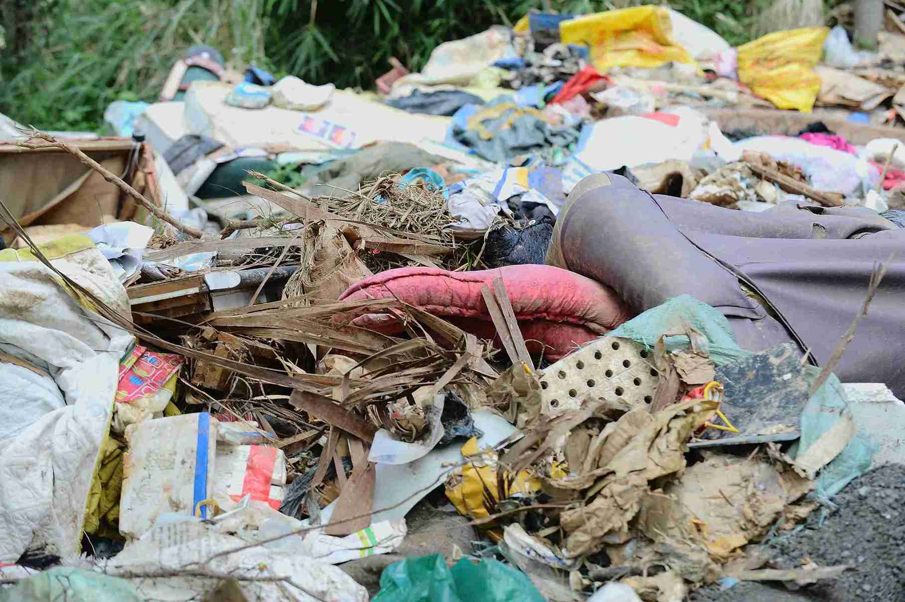 Du cac loai rac thai bi u dong, chat dong. Anh: Phuc Khanh 