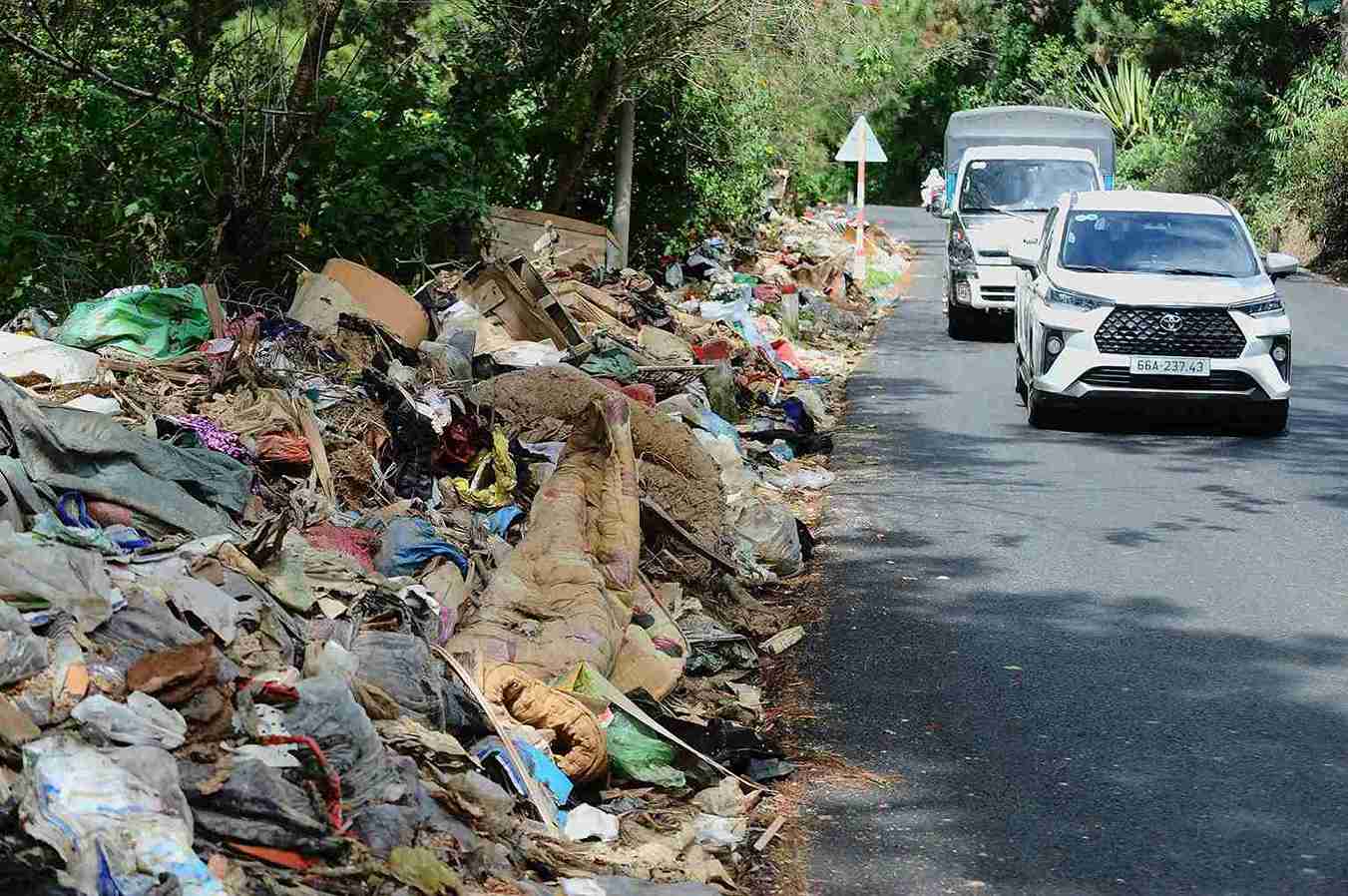 The garbage stagnates and surrounds D'ran Pass, causing loss of aesthetics and environmental pollution. Photo: Phuc Khanh