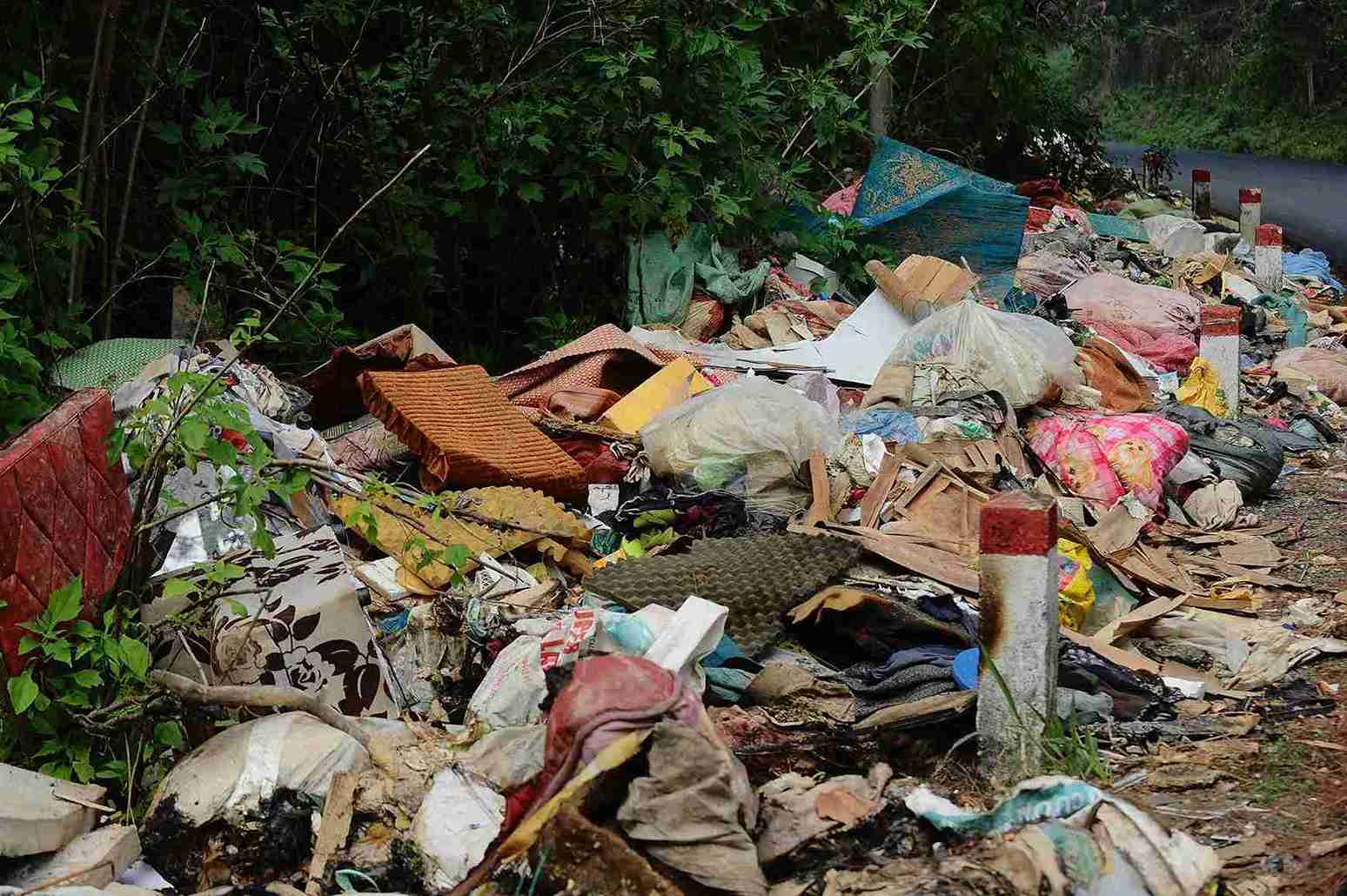 Hau het rac thai chat dong, u dong tren duong deo D'ran la cac vat dung sinh hoat cua nguoi dan bi hu hong sau mua lu. Anh: Hoai Thanh 