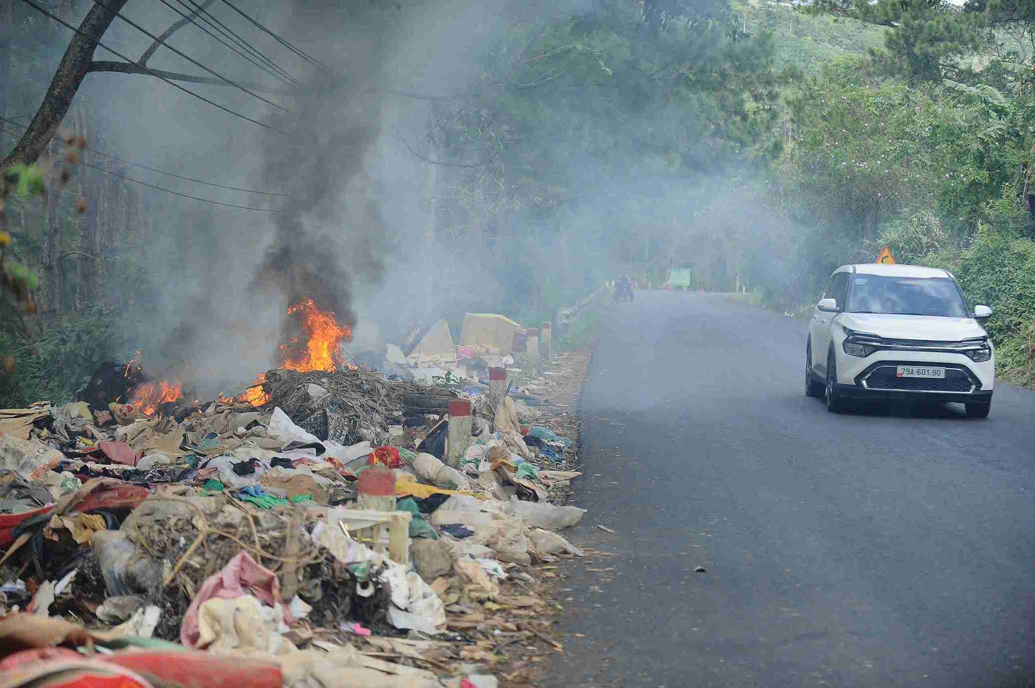 Khoi bui tu nhung dong rac bi dot chay lam che khuat tam nhin tiem an nguy co mat an toan giao thong. Anh: Phuc Khanh 