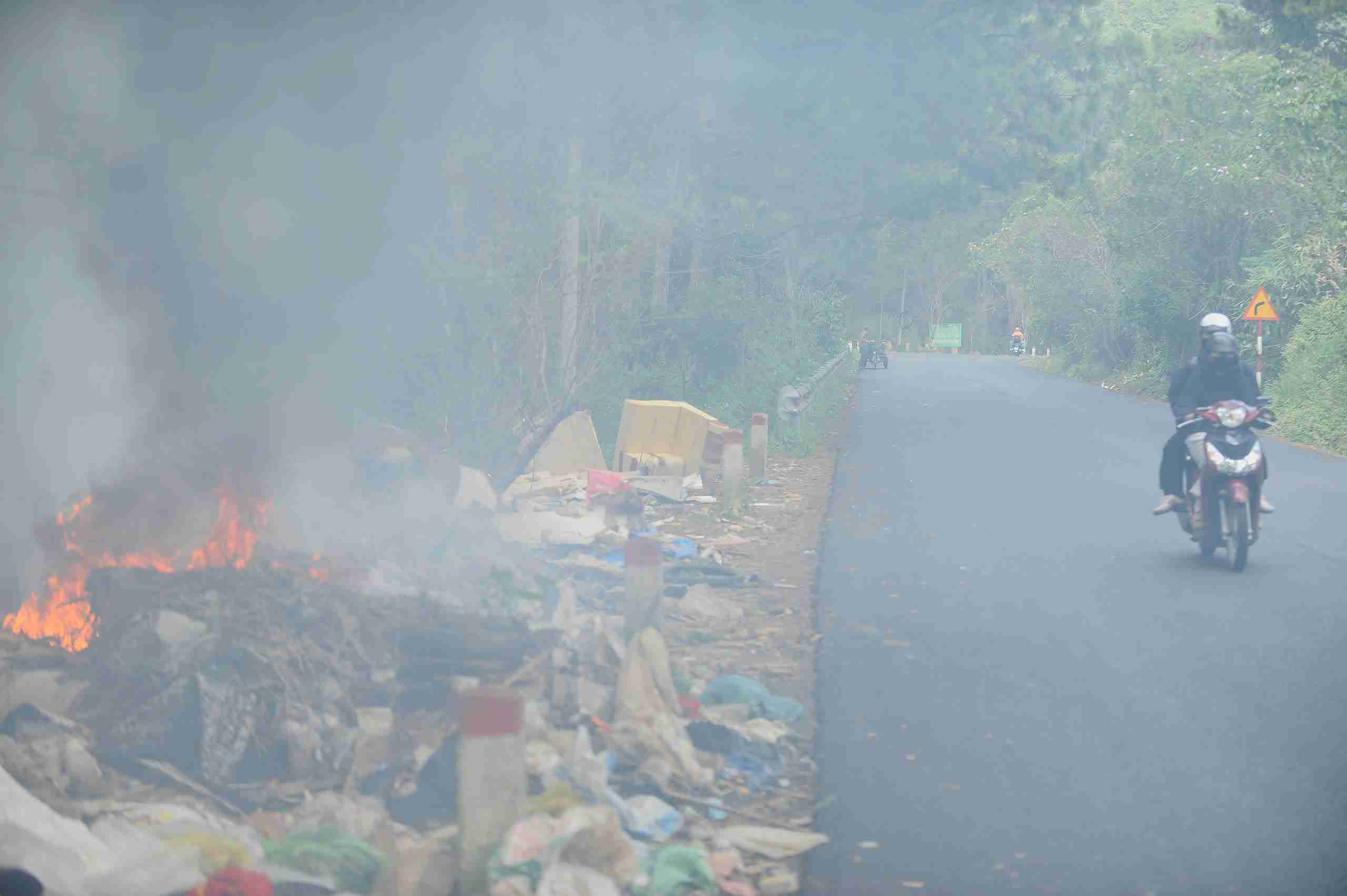 Rac thai bi dot gay khoi bui mu mit tren duong deo D'ran. Anh: Phuc Khanh 