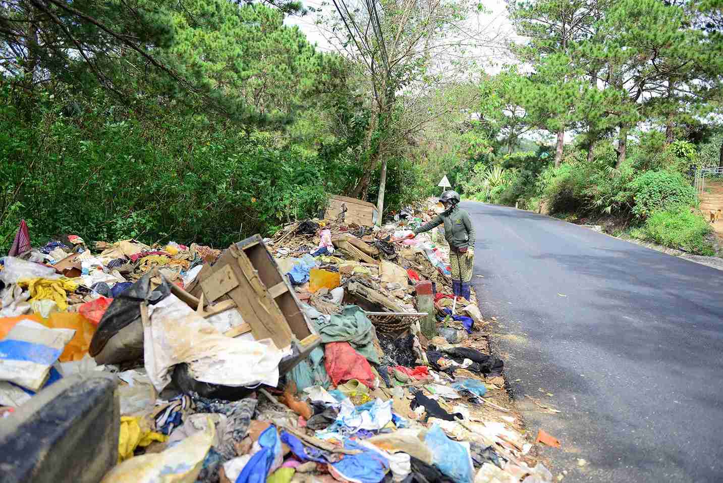 Do nha may xu ly rac Ka Do qua tai, nen tat ca rac thai duoc nguoi dan xa D'ran van chuyen, tap ket tren duong deo D'ran. Anh: Phuc Khanh 