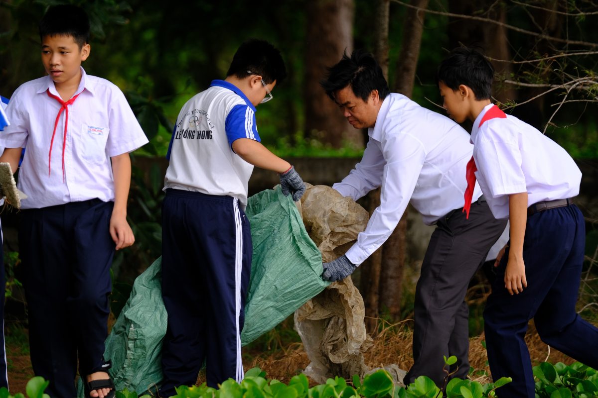 Participate in cleaning up the beach after launching the Green Life Festival in Con Dao, Ho Chi Minh City. Photo: SVHTT