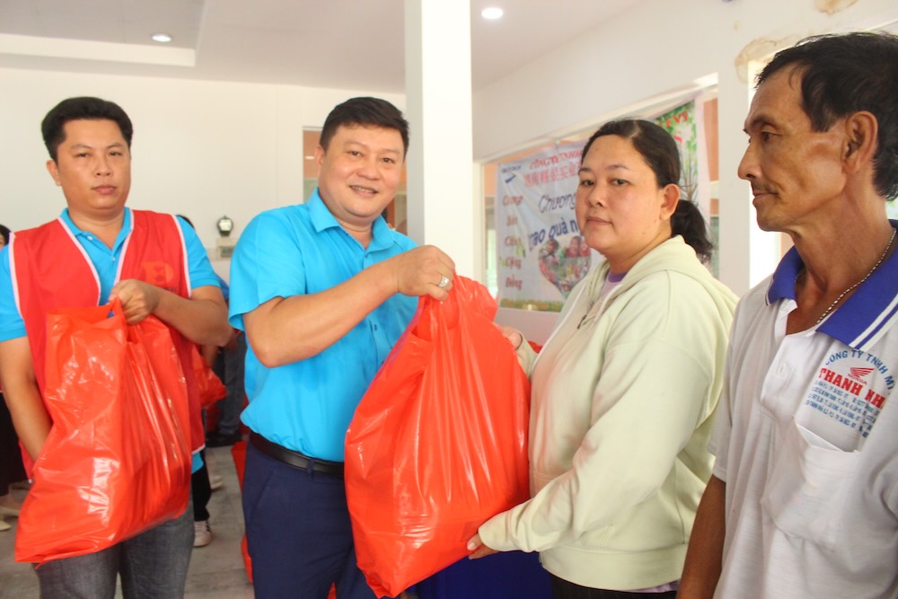 Ong Nguyen Thanh Nhan - Chu tich Cong doan cac khu cong nghiep, khu kinh te Dong Thap tang qua cho nguoi co hoan canh kho khan tai Sa Dec. Anh: Luc Tung. 