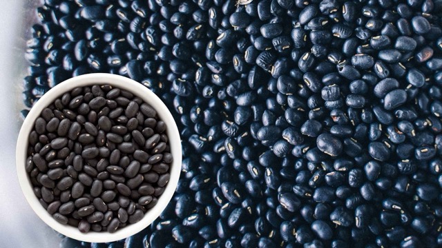 Roasted black beans change the structure of starch and protein in the seeds, making it easier for the body to digest. Graphic photo: Huong Son