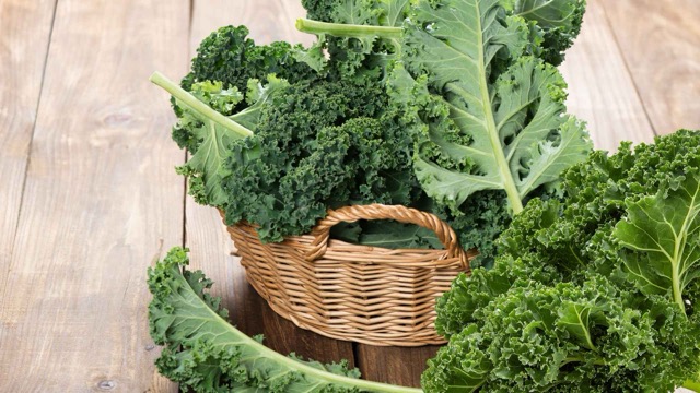 Kale provides vitamin K and is rich in calcium, making it great for the elderly. Graphic photo: Huong Son