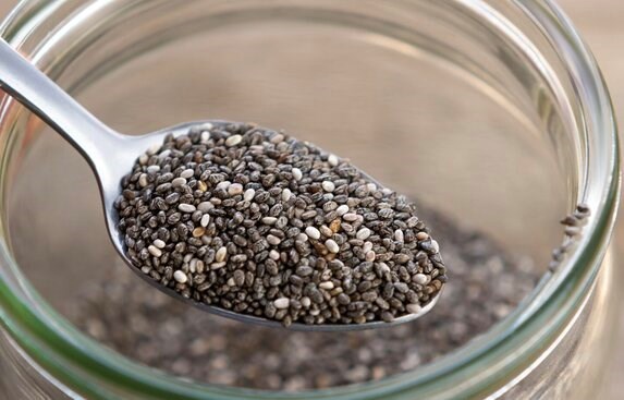 Chia seeds combined with lemon water are a drink that helps lose weight naturally and sustainably. Photo: Thuy Duong.