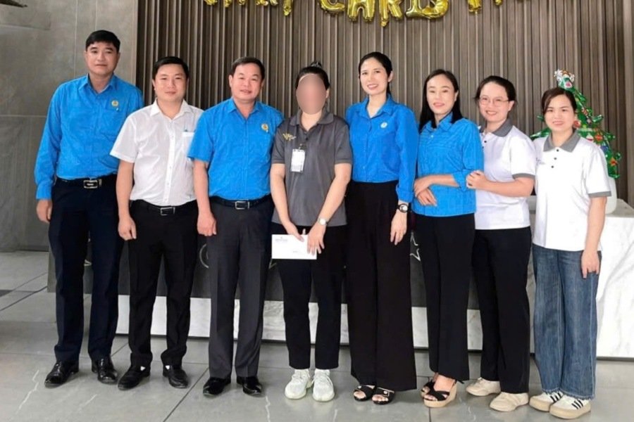 호치민시 노동조합은 특별히 어려운 조합원 불치병에 걸린 조합원을 방문하여 격려하고 1천만 동 상당의 선물을 전달했습니다. 사진: CDNT