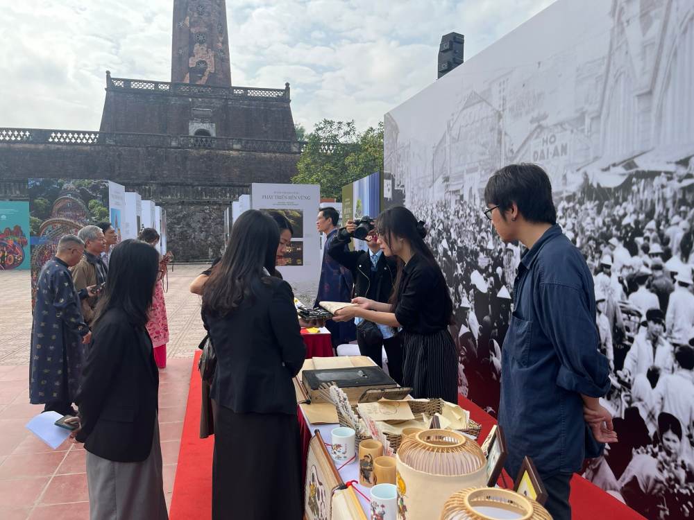 Du khach trai nghiem in tranh Dong Ho truyen thong tai khong gian trung bay. Anh: Chi Long
