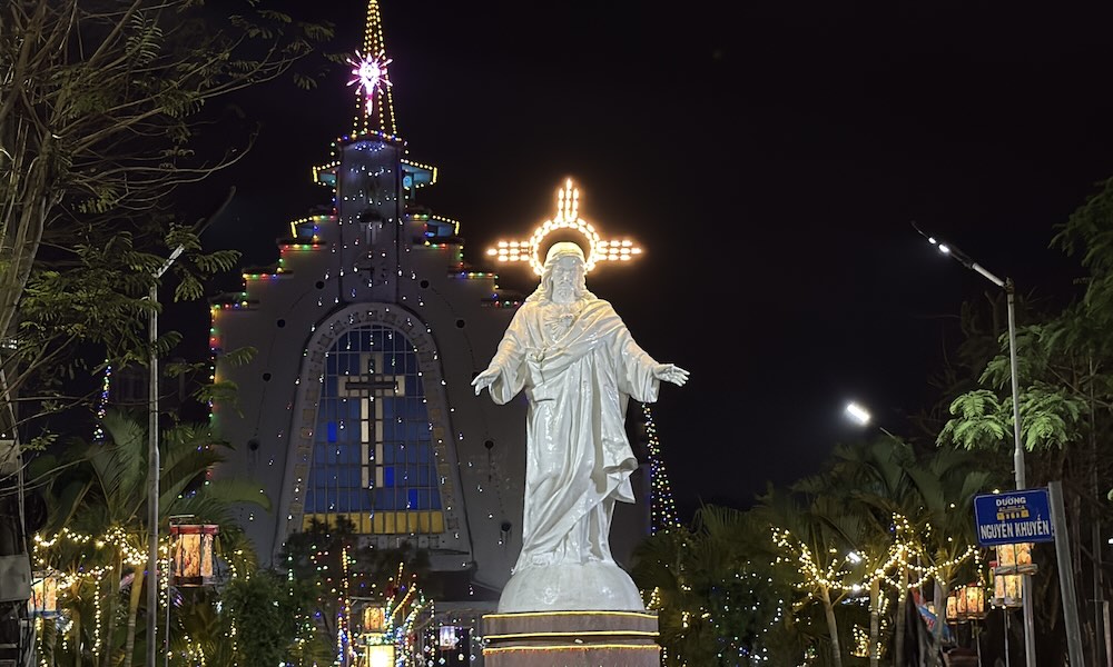 Hue is brilliant with colors to welcome Christmas 2025. Photo: Nguyen Luan