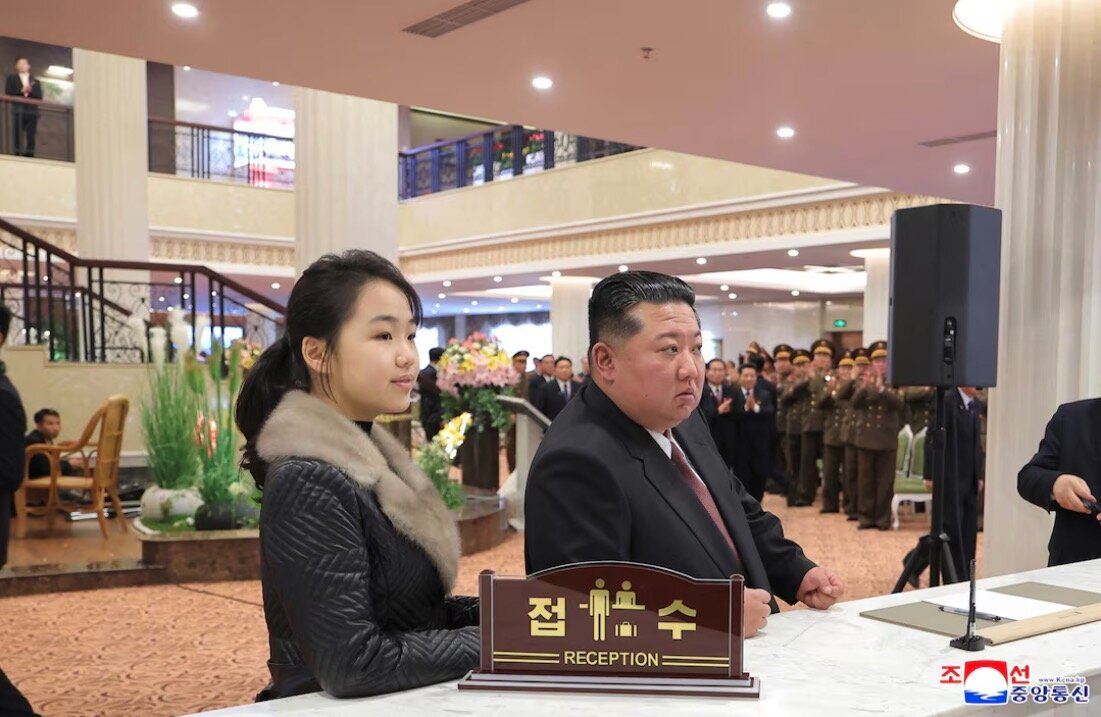 El presidente norcoreano Kim Jong-un y su hija visitan un hotel recien inaugurado. Foto: KCNA