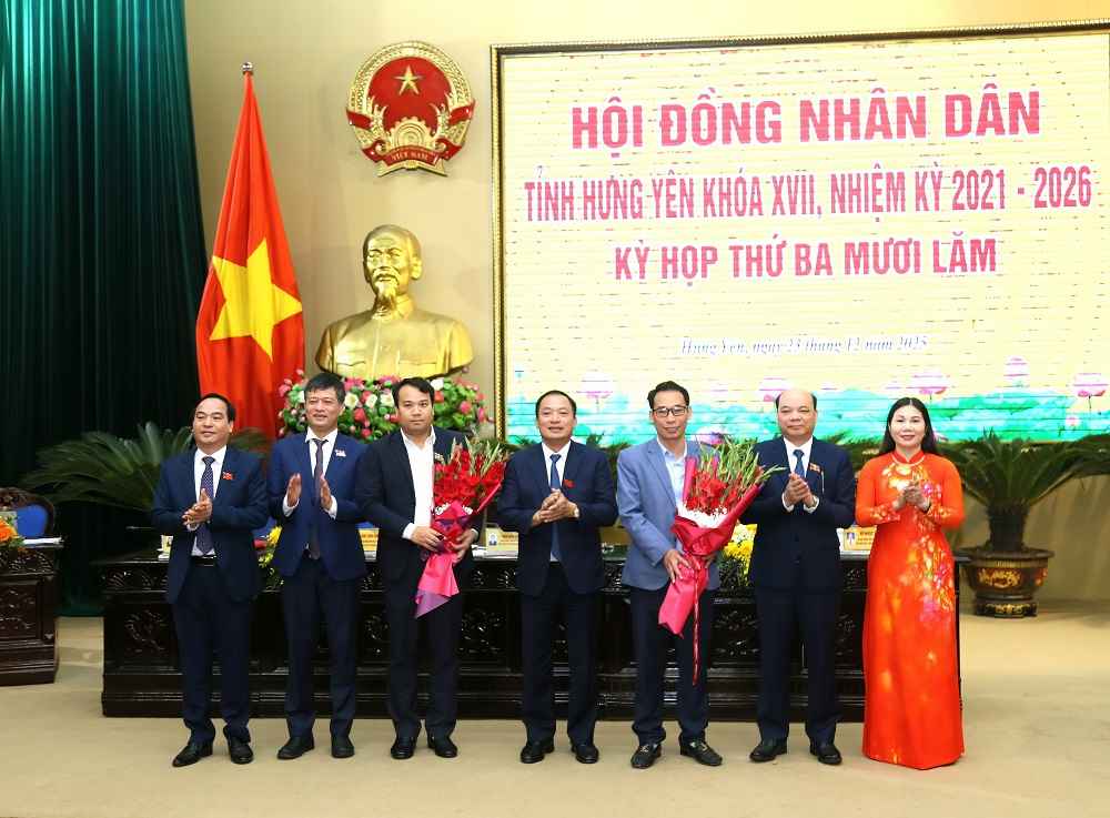 The leaders of the People's Council of Hung Yen province presented flowers to congratulate Mr. Vu Quoc Nghi - Member of the Provincial Party Committee, Chief Inspector of the province - on being elected to hold the position of Member of the Provincial People's Committee for the 2021 - 2026 term. Photo: Hung Yen Provincial Portal