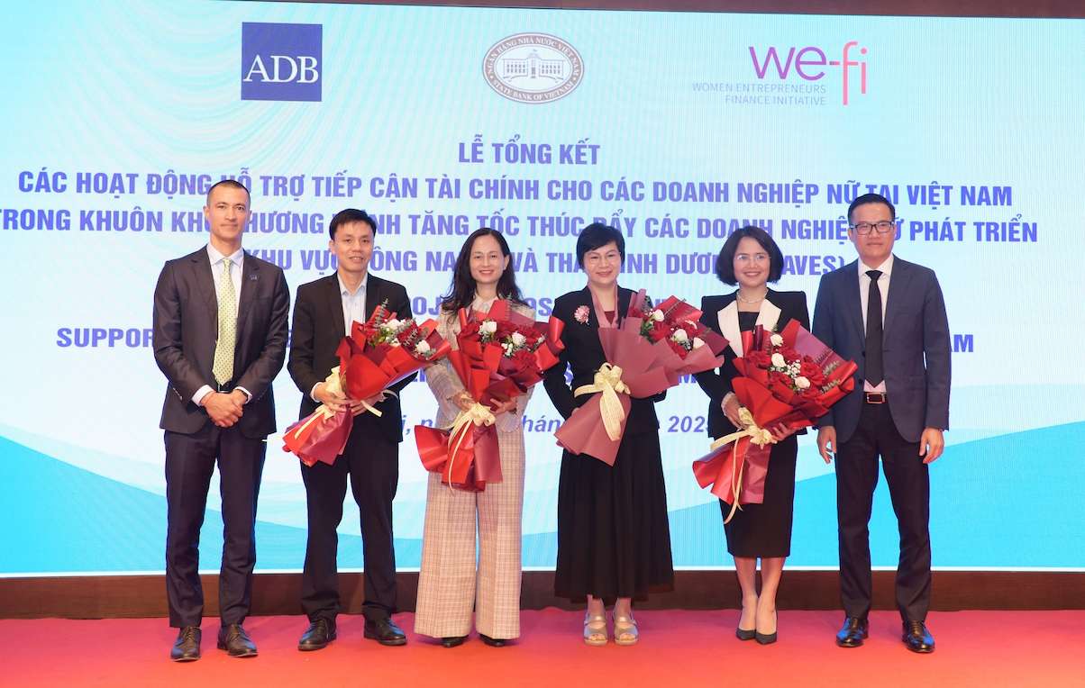 Ba Nguyen Thi Tuyet Hanh – Giam doc Ban Quan ly Du an Quoc te SHB (thu tu tu trai sang) dai dien Ngan hang SHB nhan hoa tu ban to chuc. Anh: SHB  