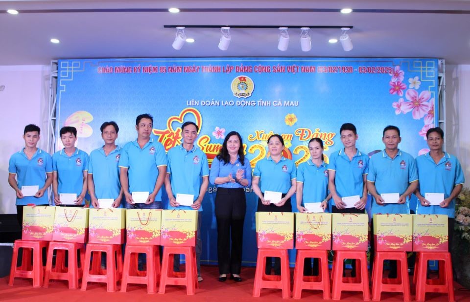 까마우성 노동총연맹 위원장 Huynh Ut Muoi 여사가 2025년 설날 재회에서 조합원과 노동자들에게 선물을 전달하고 있습니다. 사진: Thieu Vu