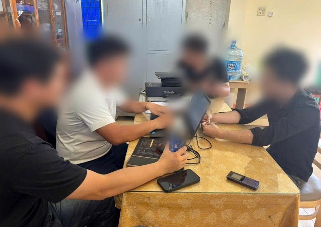 Phòng An ninh nội địa, Công an tỉnh Đồng Nai làm việc với đối tượng N.L.T (ngoài cùng bên phải). Ảnh: CAT ĐN