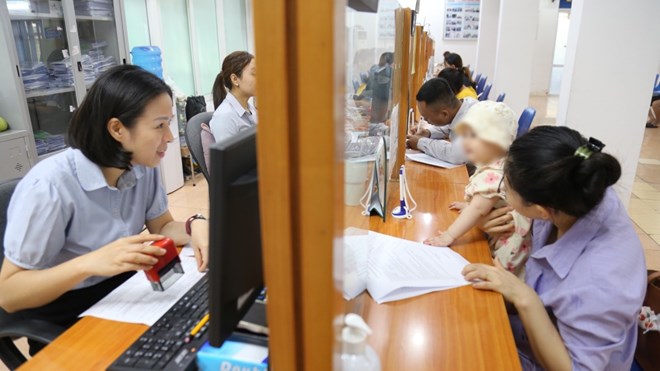 財務省が現行の給与とボーナスの支出規定に回答。写真:Huong Nha