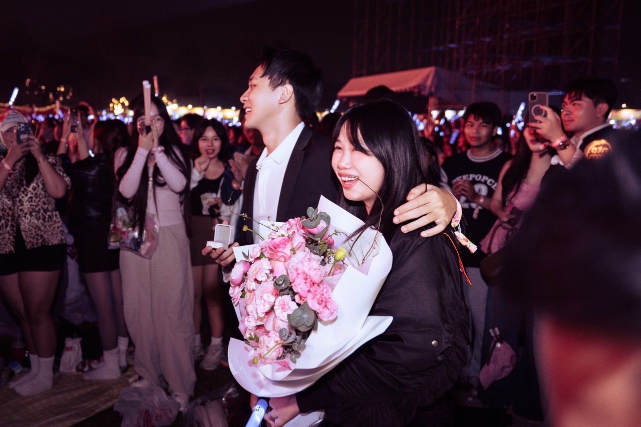 Man cau hon cua cap doi tre. Anh: Nhan vat cung cap.