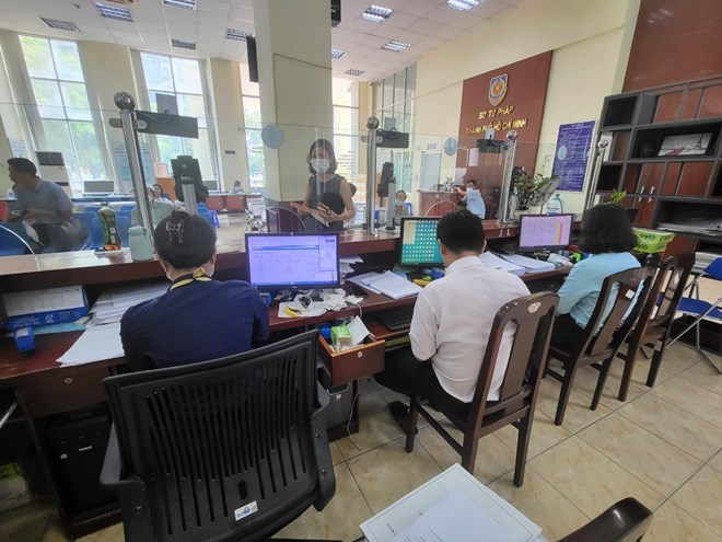 Officers receiving documents for issuing criminal records at the Ho Chi Minh City Department of Justice. Photo: Minh Quan