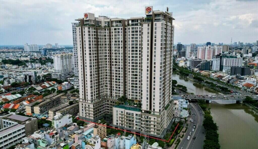 The Ho Chi Minh City Department of Natural Resources and Environment proposed to remove legal obstacles in granting pink books to the 132 Ben Van Don project. Photo: Anh Tu