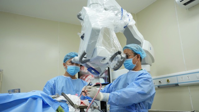 The Cambodian patient came to Vietnam to use medical services and underwent successful surgery by the doctor. Photo: BVCC
