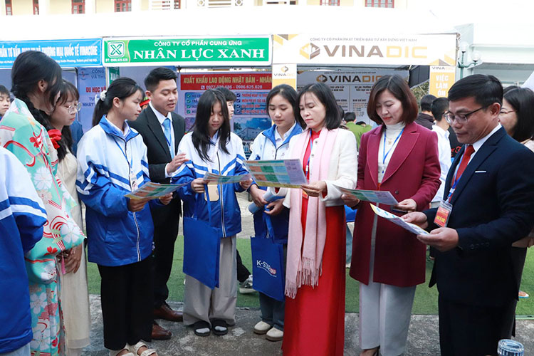 Cac dai bieu, hoc sinh, sinh vien tham quan, tim hieu cac gian hang tu van, gioi thieu viec lam tai Hoi cho. Anh: UBND tinh Lai Chau