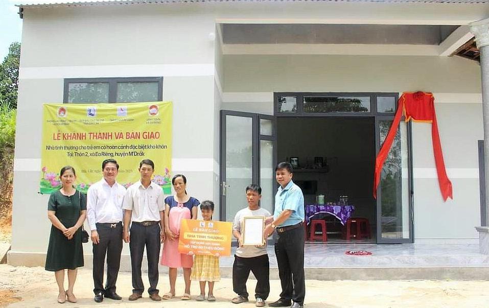 Dak Lak 지방 Ea Rieng 마을의 빈곤 가구가 새 집을 받았습니다. 사진: Thuy Hong