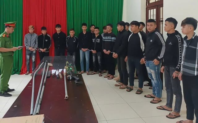 Da Nang khoi to 20 thanh thieu nien mang dao, rua gay roi trat tu cong cong. Anh: CACC